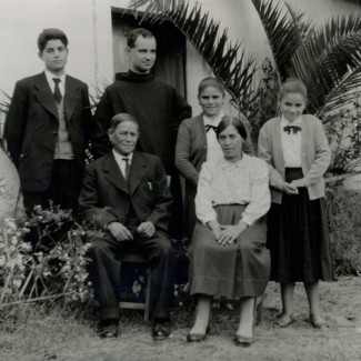 Na companhia da família, em frente à casa dos pais, no Lugar do Carvalhal.